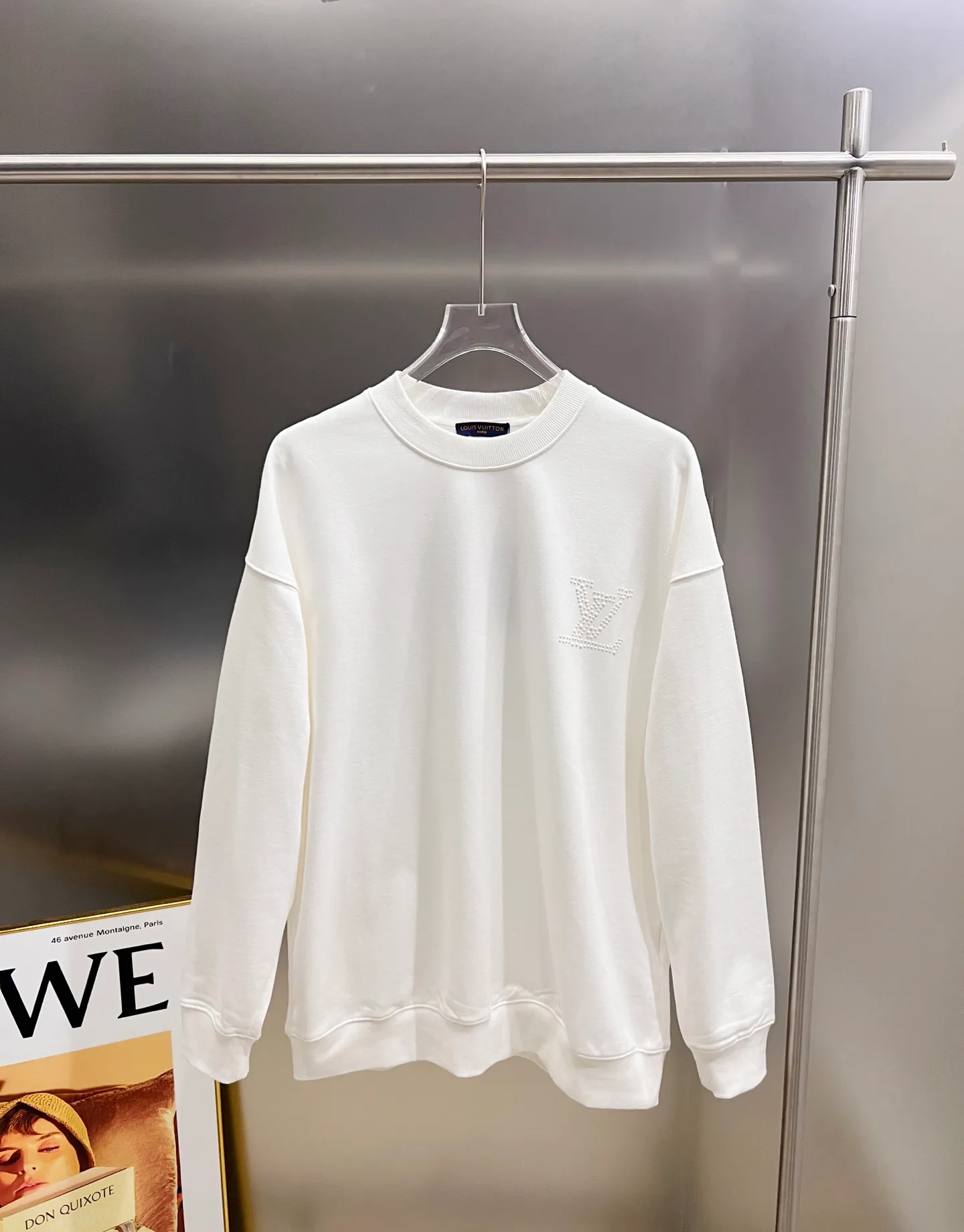 🅿️260 1v Louis*2025 new autumn and winter round neck long-sleeved sweatshirt, large V letter pearl diamond craft design, high-end version! Highly breathable and comfortable, customized double yarn plain cotton fabric. Short-sleeved T-shirt. Same style for men and women. Sizes S M L XL XXL Five sizes black white
